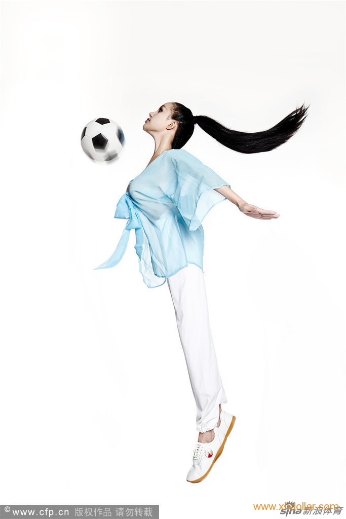 嫩模苏梓玲演绎功夫足球助阵世界杯。