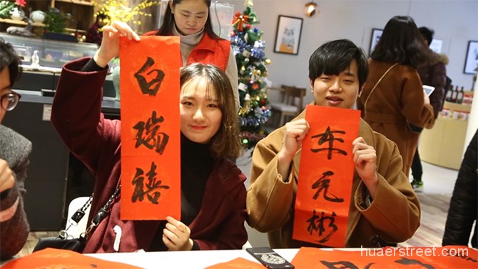 “中国味”的圣诞节 中外友人苏宁云店享圣诞